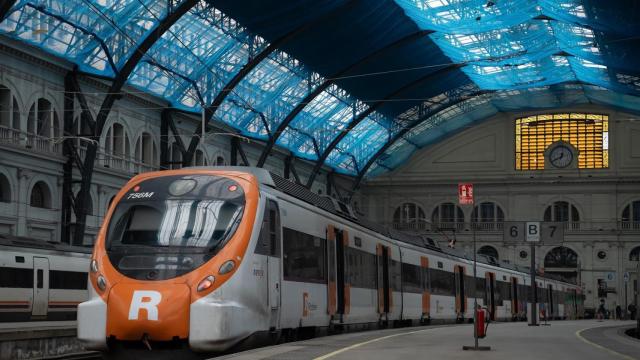 Un tren de Rodalies en la estación de Francia de Barcelona