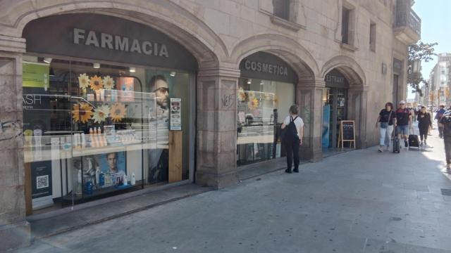 Fachada de la Farmacia Óptica Estrany en Barcelona