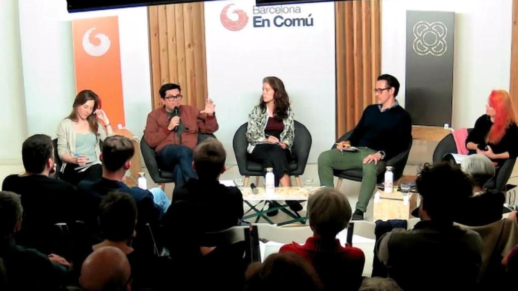 Júlia Miralles, Gerardo Pisarello, Lucia Morale, Carlos Umaña y Ana Fernández durant un acte de BeC