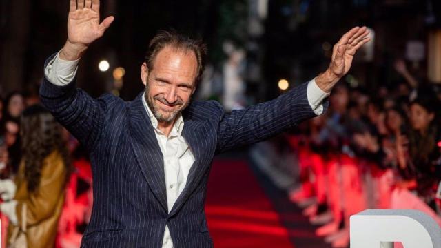 Ralph Fiennes a su llegada al BCN Film Festival de los Cines Verdi en mayo de 2025
