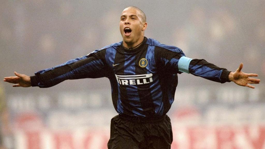 Ronaldo Nazario festeja un gol con el Inter de Milán