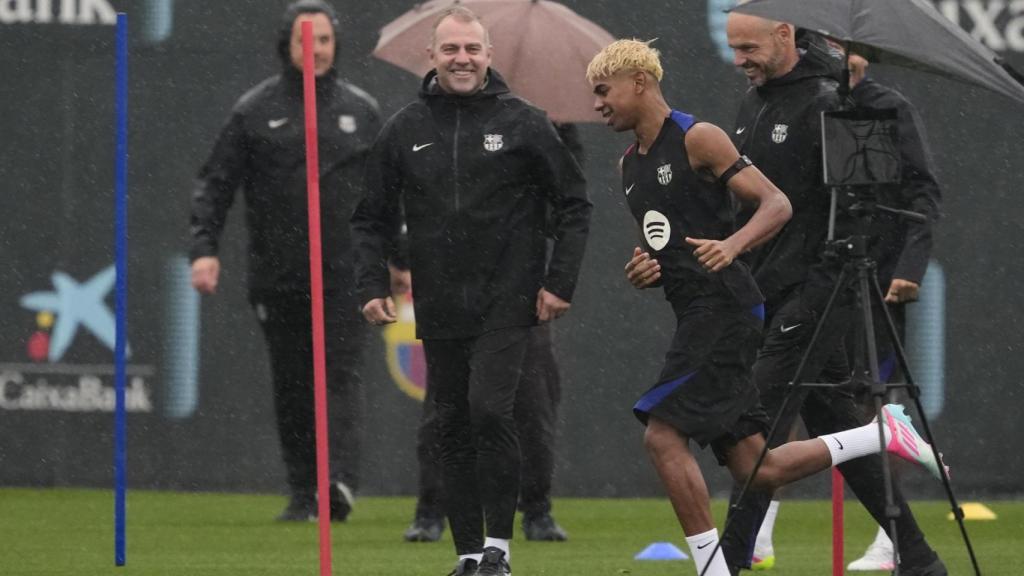 Lamine Yamal se entrena antes del Real Valladolid-Barça, ante la mirada de Flick