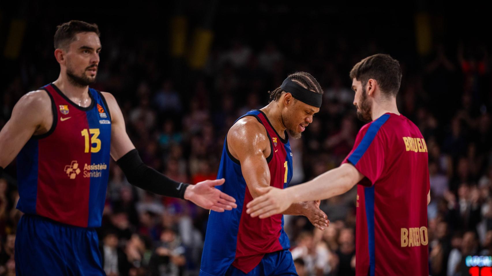 Tomas Satoransky, Justin Anderson y Darío Brizuela se felicitan durante el triunfo del Barça de basket contra el Mónaco