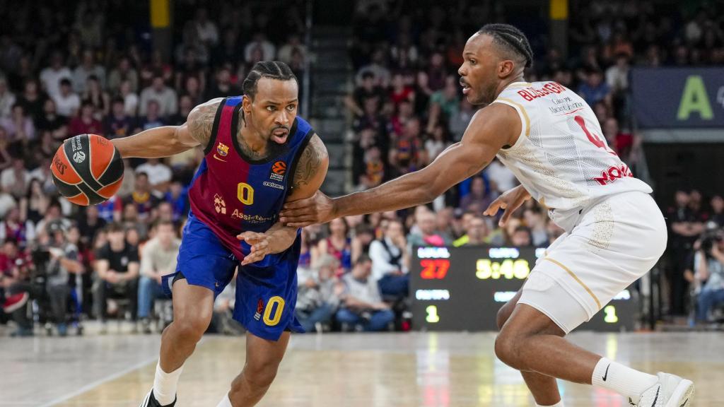 Kevin Punter penetra a canasta ante la defensa de Jaron Blossomgame