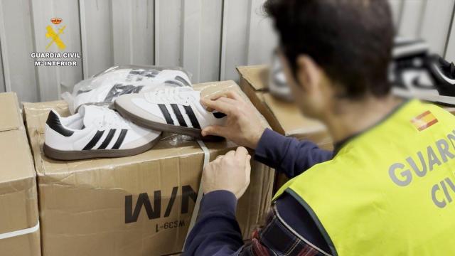 Un agente de la Guardia Civil en una nave de Badalona que albergaba miles de zapatillas falsificadas