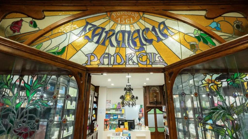 Vidriera de la farmacia Fonoll