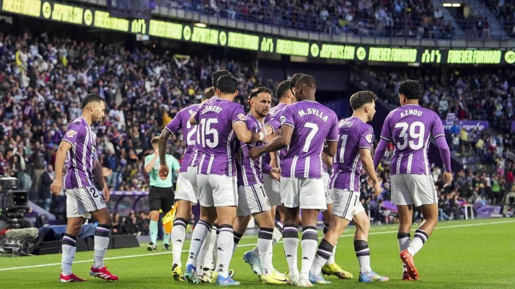 Los jugadores del Valladolid celebran el gol de Ivá