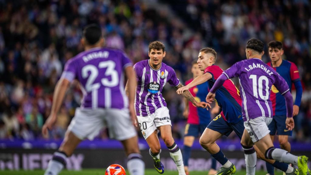 Fermín, rodeado de jugadores del Valladolid
