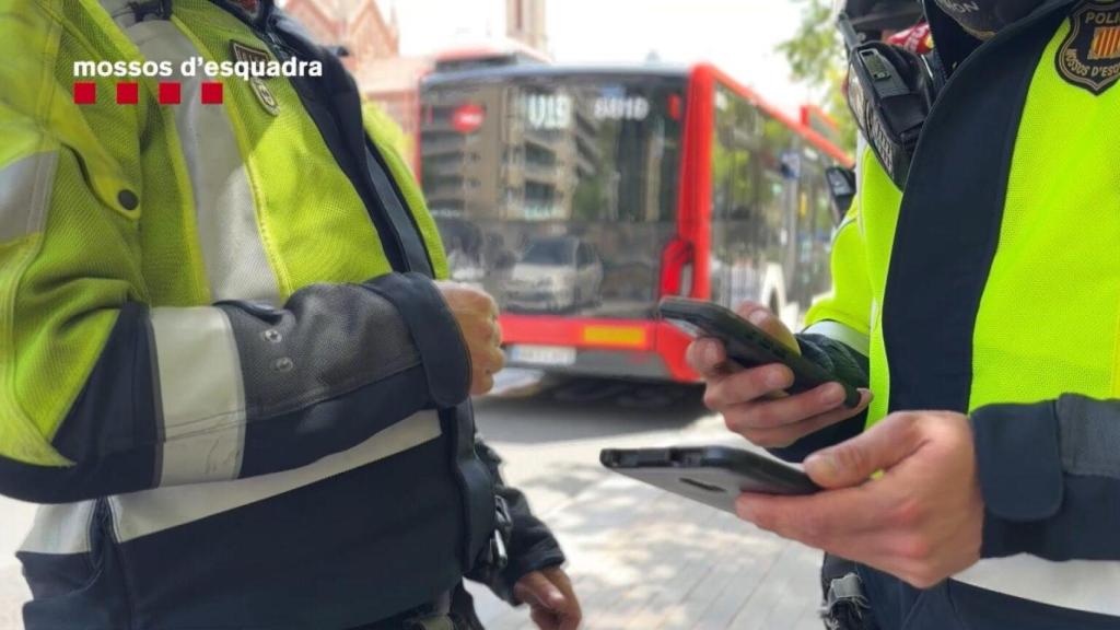Macrodispositiu policial als autobusos de Barcelona