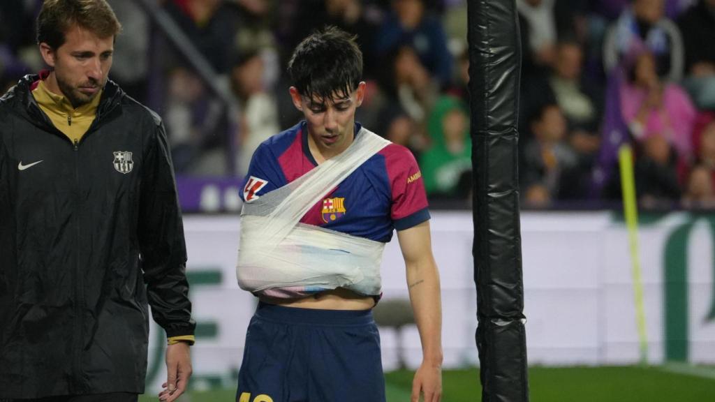 Dani Rodríguez se retira con el brazo en cabestrillo tras sufrir una luxación de hombro