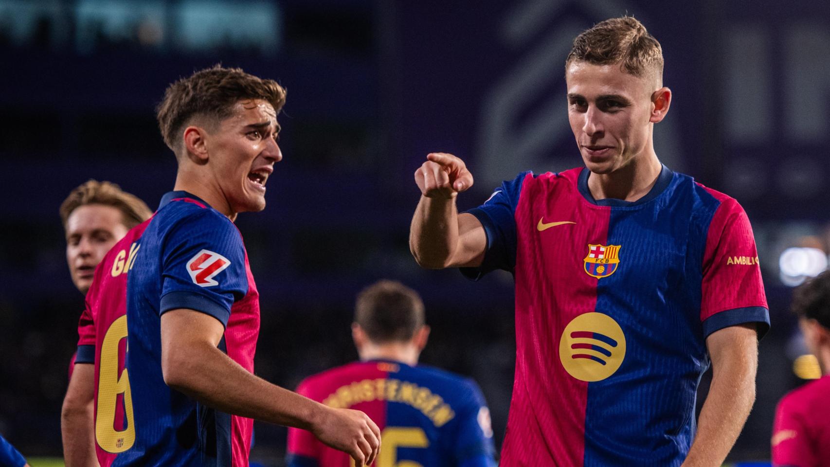 Fermín López celebra con Gavi su gol al Valladolid
