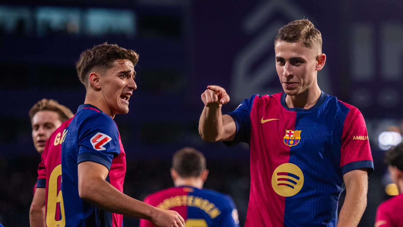 Fermín López celebra con Gavi su gol al Valladolid