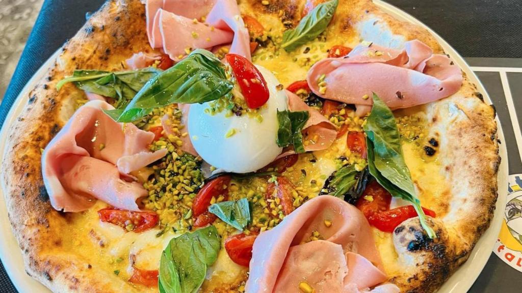 Una pizza de Sports Bar Italian Food