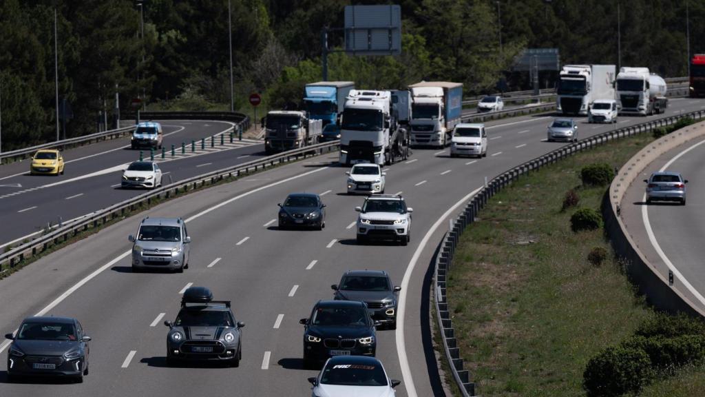 Trànsit durant una 'operació retorn' en una imatge d'arxiu