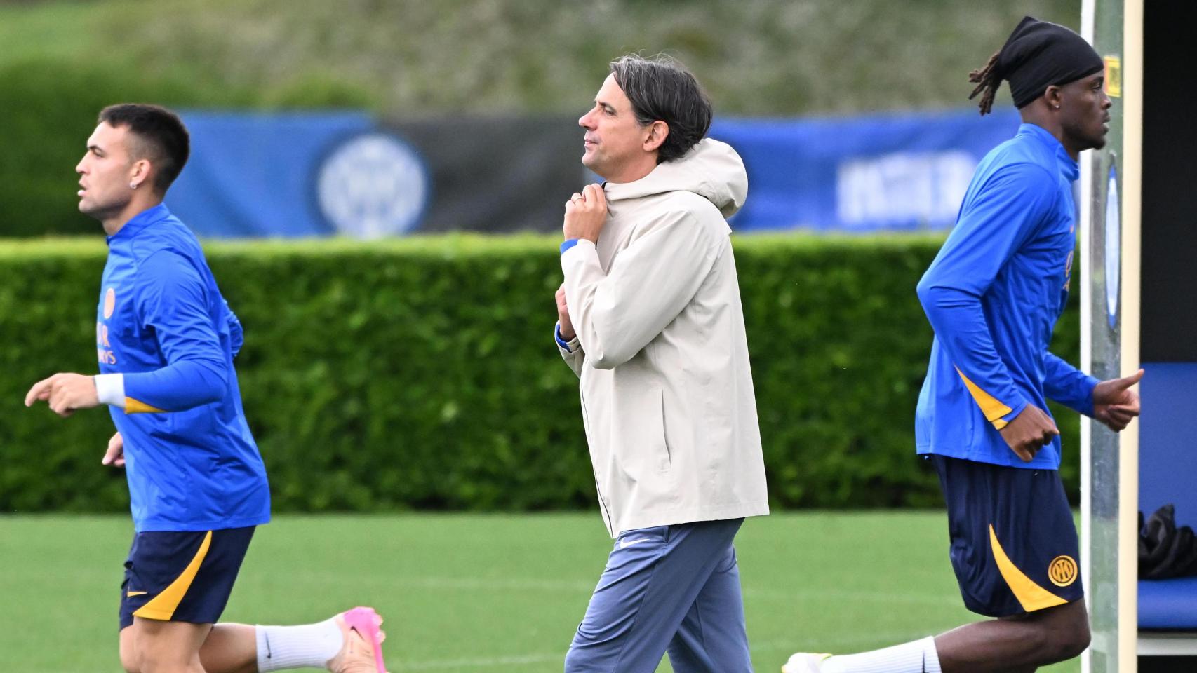 Simone Inzaghi, en el entrenamiento del Inter de Milán, delante de Lautaro Martínez y Yann Bisseck