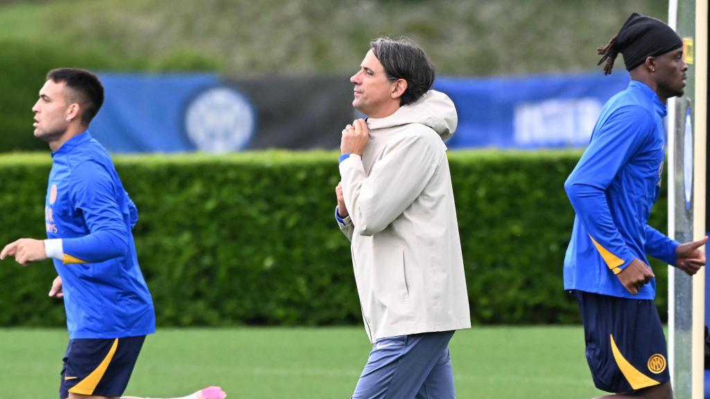 Simone Inzaghi, en el entrenamiento del Inter de Milán, delante de Lautaro Martínez y Yann Bisseck