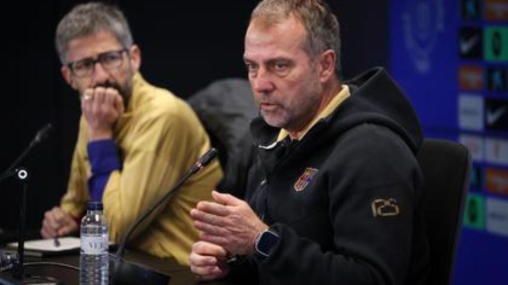 Hansi Flick en una rueda de prensa de la temporada actual, escudado por Sergi Nogueras