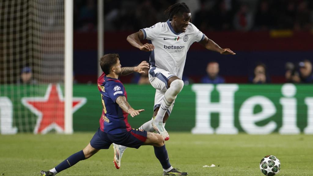 Iñigo Martínez realiza una entrada sobre Yann Bisseck en el Barça-Inter de Champions League