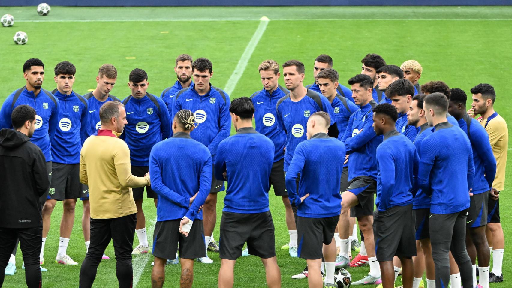 Los jugadores del Barça, reunidos a las órdenes de Hans Flick en el entrenamiento previo al partido contra el Inter de Milán