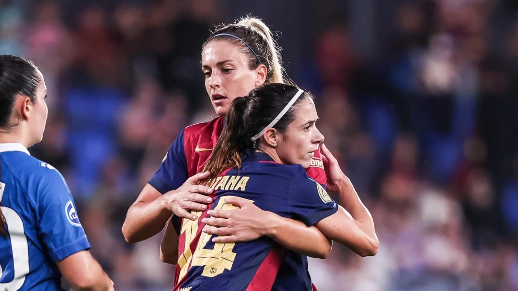 Alexia Putellas y Aitana Bonmatí se abrazan durante un partido