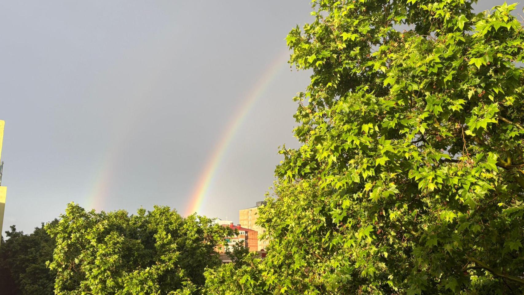 Vistas de dos arco iris tras la lluvia desde Badalona
