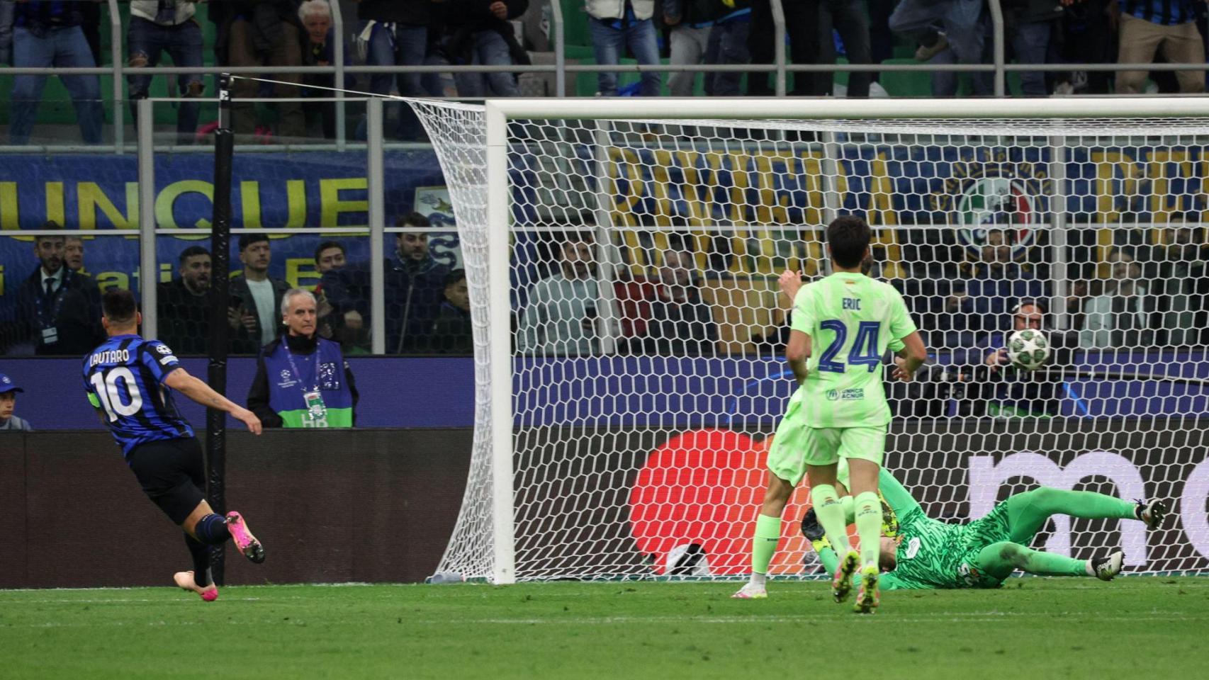 El delantero Lautaro marca el primer gol del partido
