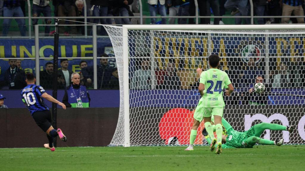 El delantero Lautaro marca el primer gol del partido