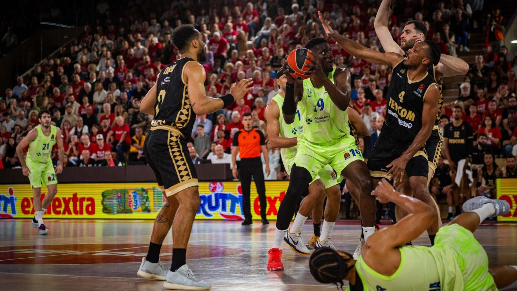 Youssoupha Fall trata de lanzar a canasta defendido por varios jugadores del Mónaco en la Euroliga