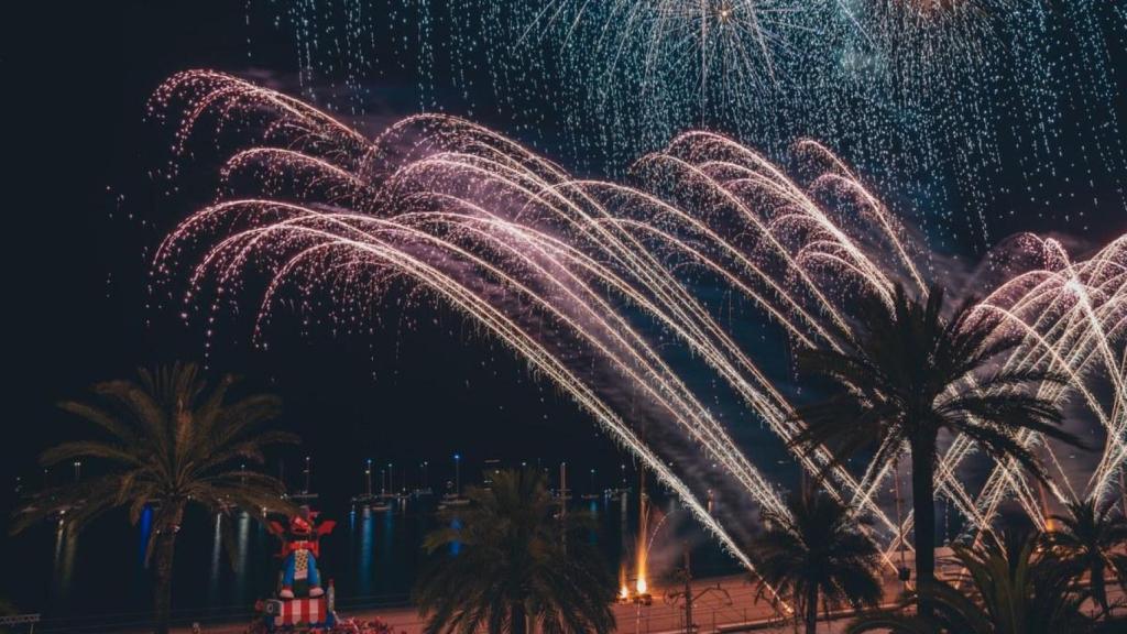 Espectáculo de pirotecnia en las Festes de Maig de Badalona