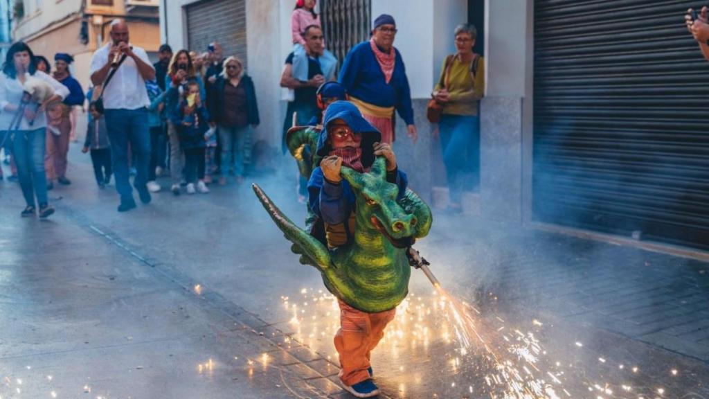 Un niño disfrazado en las Festes de Maig de Badalona