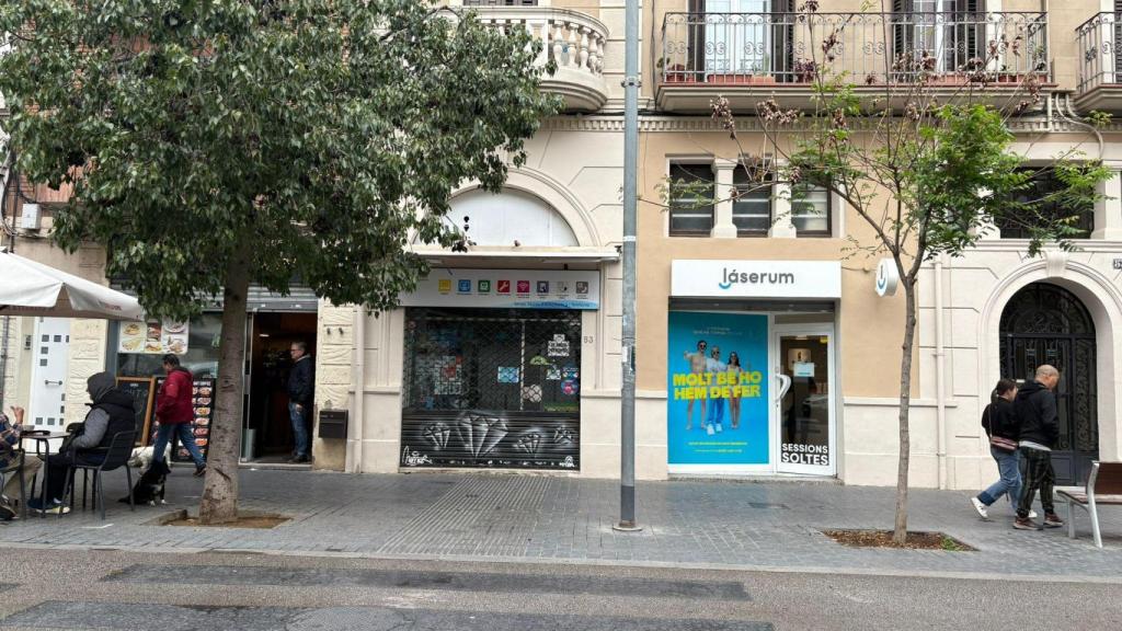 Una botiga de reparació de mòbils a l'avinguda Catalunya de Sant Adrià