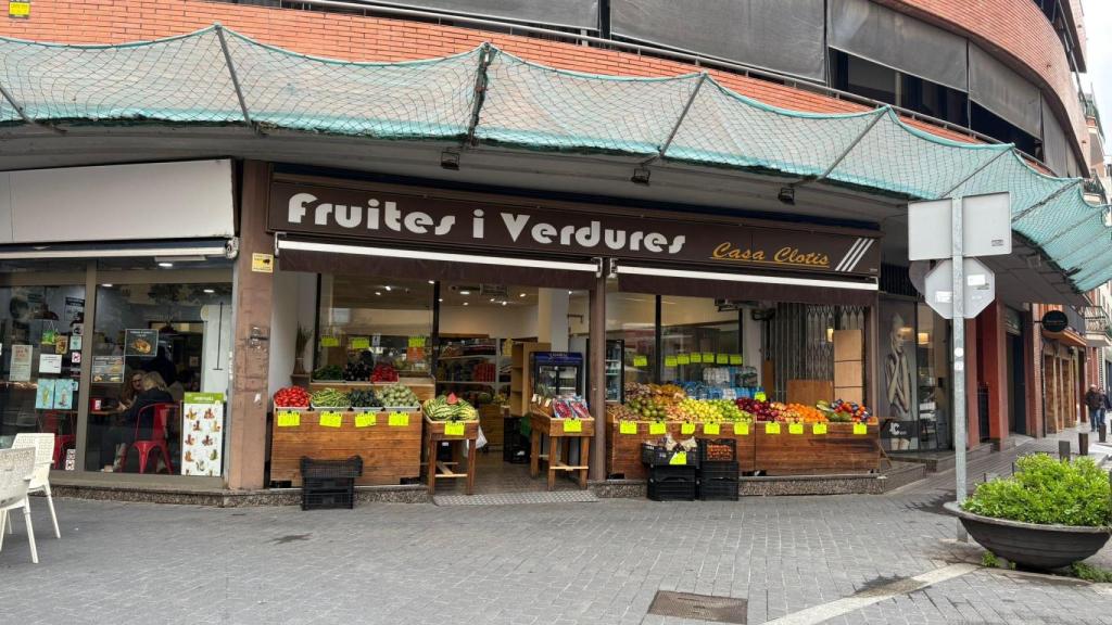 Una fruiteria a l'avinguda Catalunya de Sant Adrià