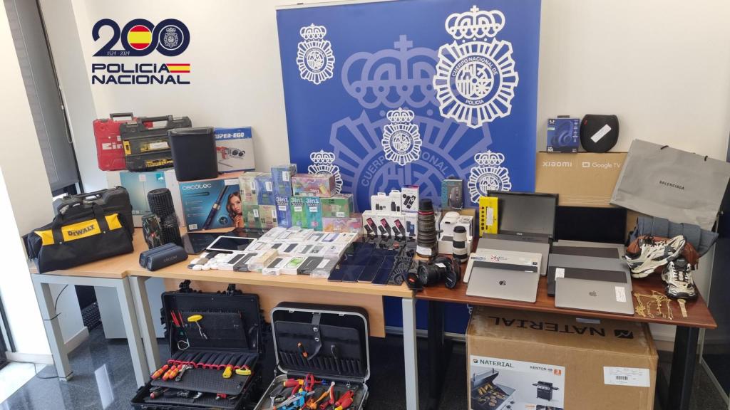 Material confiscat per l'Àrea Nacional de Policia de la banda assentada a Barcelona que receptava articles robats per enviar-los a Marroc