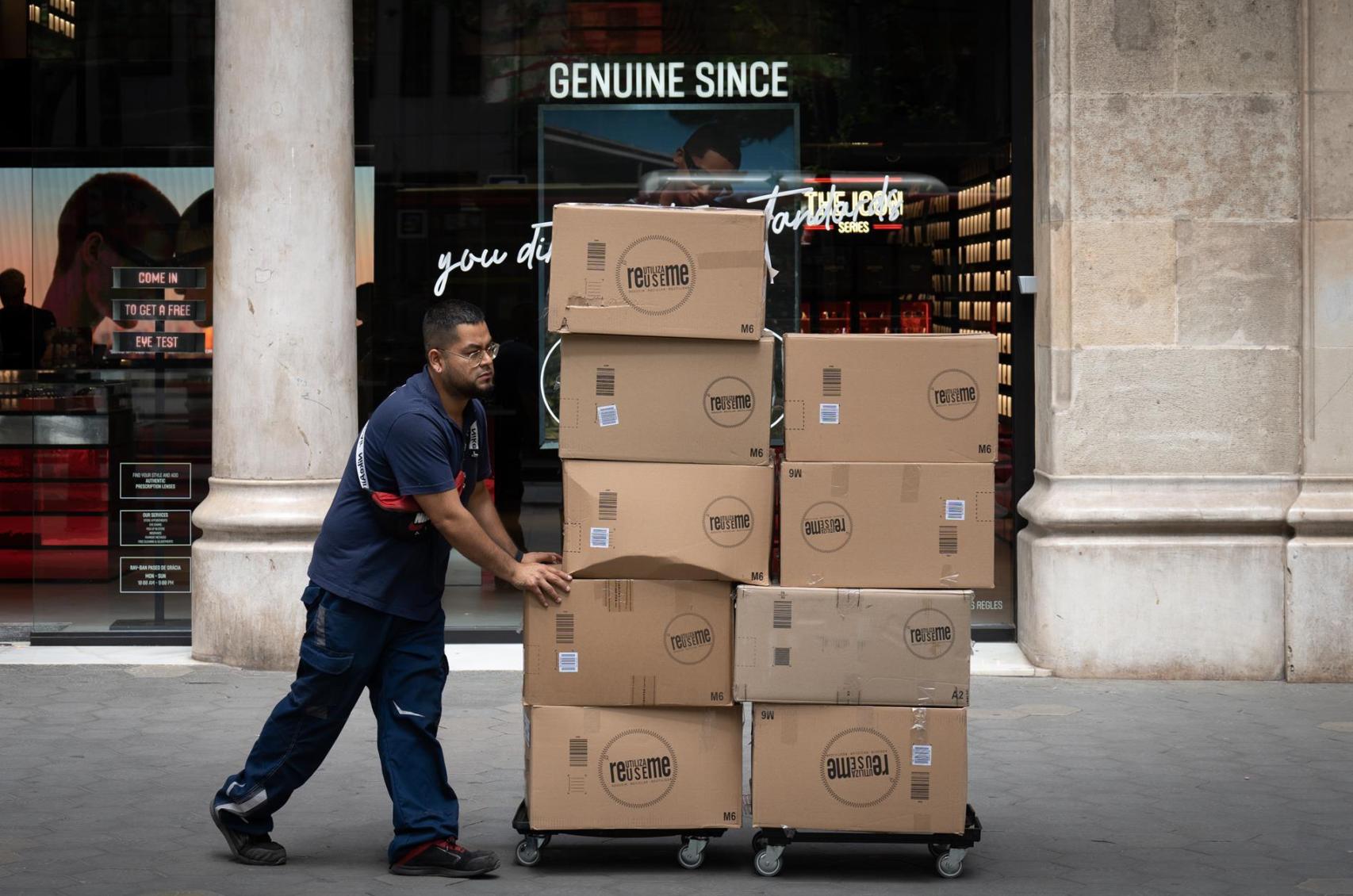 Un repartidor amb una carretilla, a 10 de maig de 2023, a Barcelona