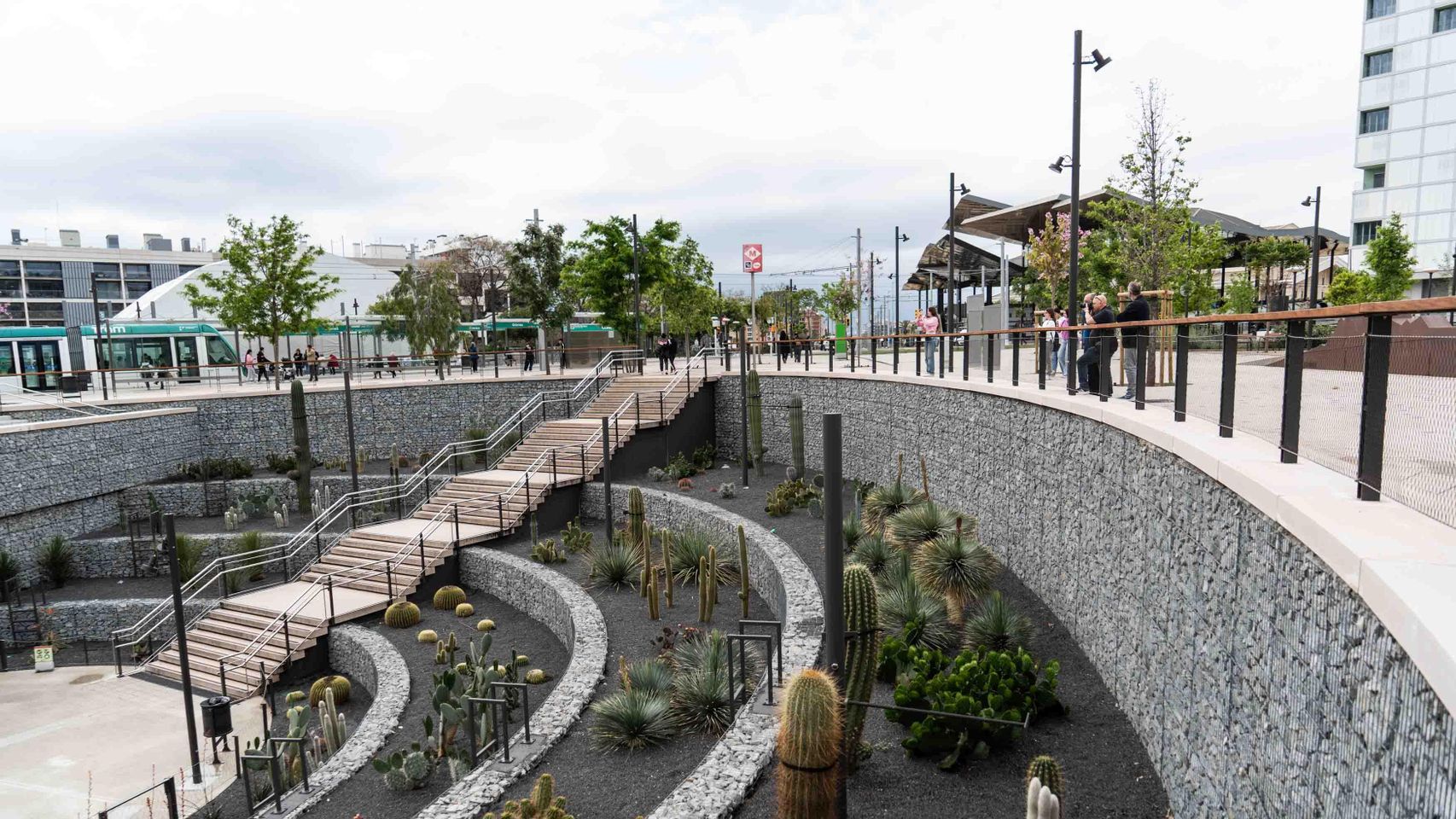 La entrada al metro de Barcelona en la nueva plaza de les Glòries