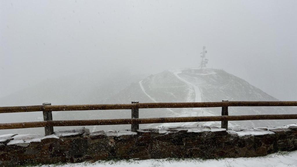 El massís del Montseny cobert de neu en plena primavera