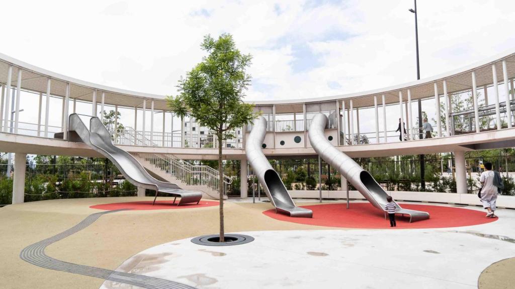 Parque infantil en la plaza de les Glòries