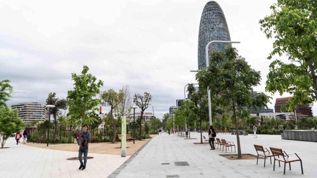 La renovada plaza de Les Glòries