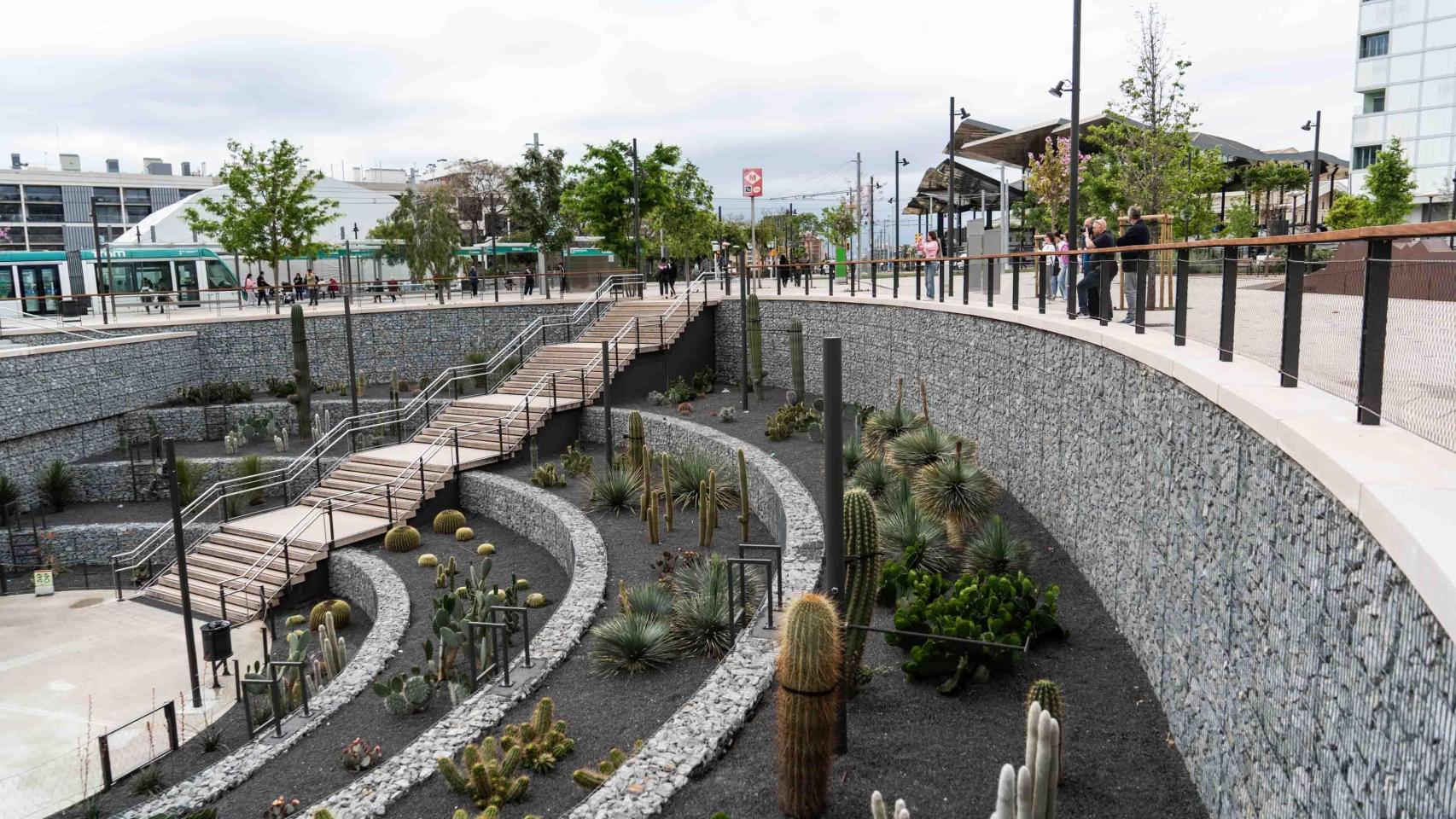 La entrada al metro de Barcelona en la nueva plaza de les Glòries
