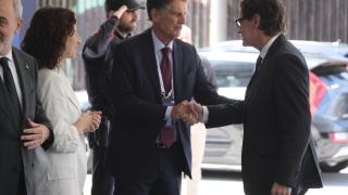 Jaume Guardiola e Illa se saludan en el Cercle