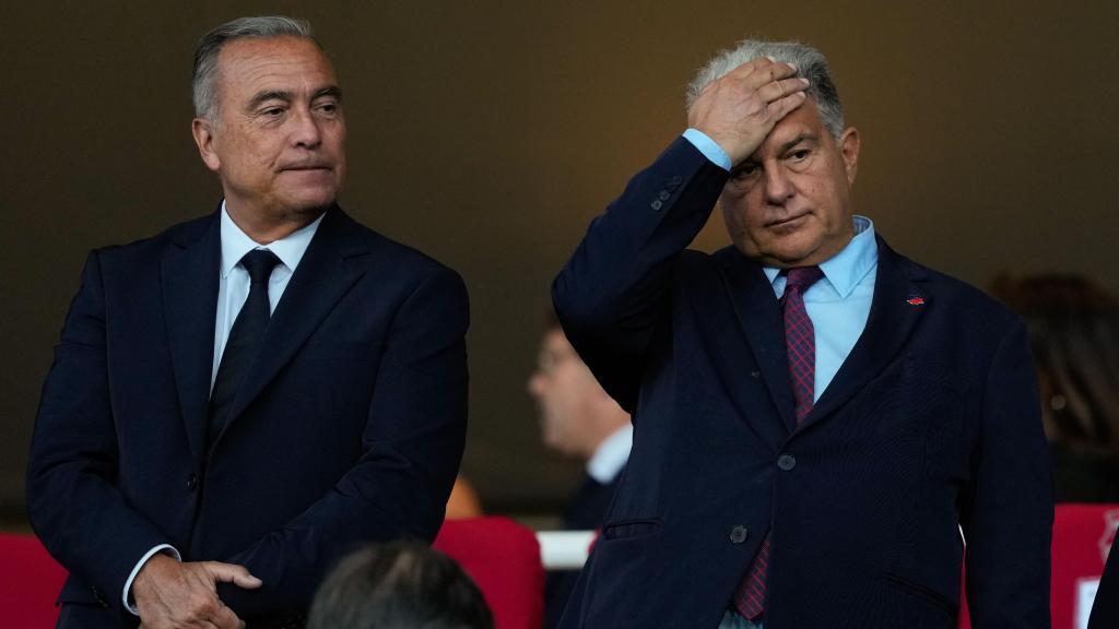 El presidente del Barça, Joan Laporta, y el vicepresidente deportivo, Rafa Yuste, durante el Inter-Barça