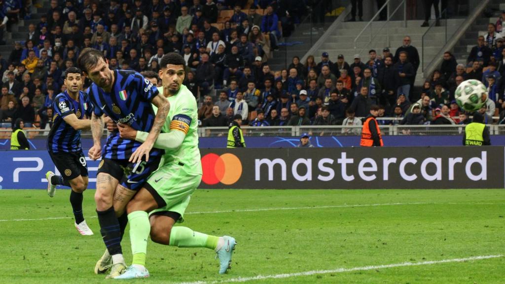Francesco Acerbi marca el tercer gol de l'Inter de Milà al Barça davant Ronald Araujo