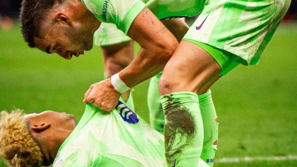 Ferran Torres levanta a Lamine Yamal del suelo durante el Inter-Barça