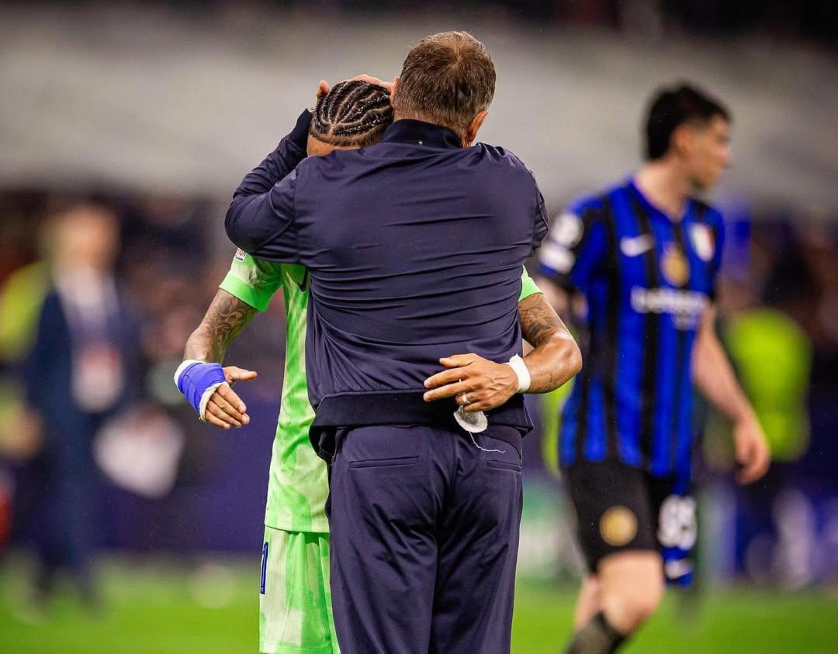 Hansi Flick consuela a Raphinha tras el Inter-Barça