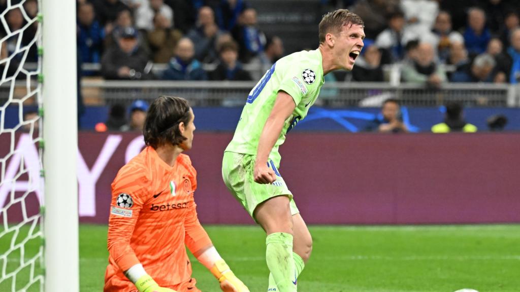 Dani Olmo celebra con rabia su gol en el Inter de Milán-Barça
