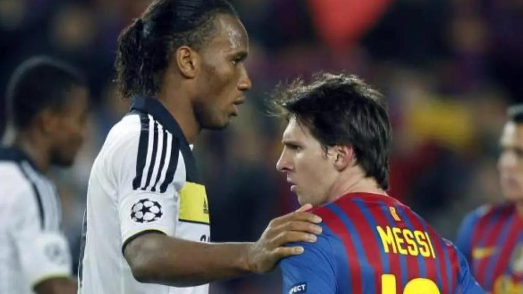 Didier Drogba consuela a Leo Messi en las semifinales de la Champions League 2012