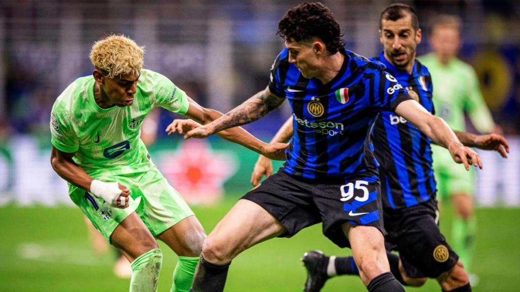 Lamine Yamal encara a Alessandro Bastoni en el Inter-Barça
