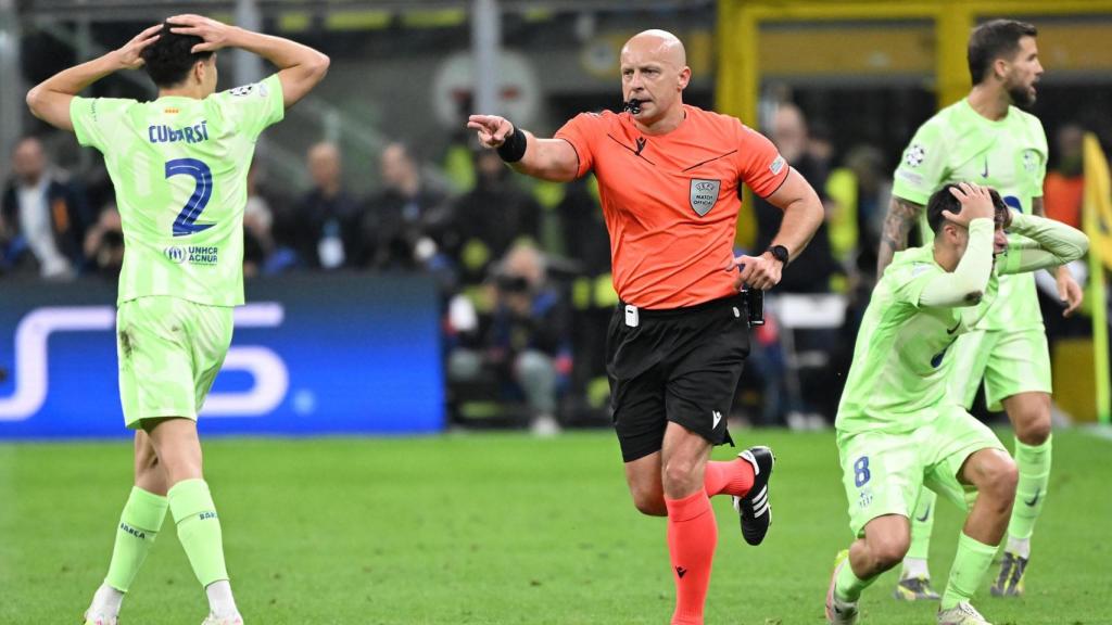 Szymon Marciniak anula el penalti sobre Lamine Yamal en el Inter-Barça y los jugadores azulgranas se llevan las manos a la cabeza