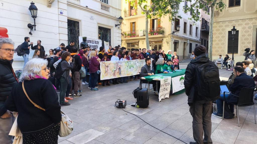 Entidades vecinales se congregan en Sarrià para la defensa de Can Raventós