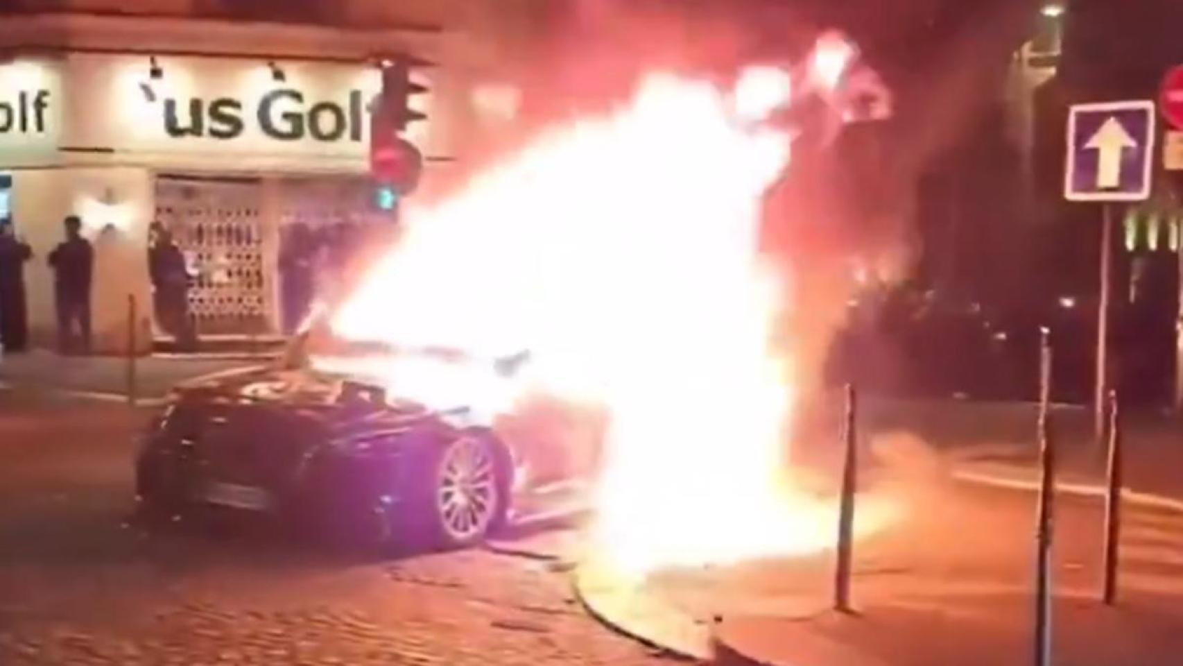 Los 'hooligans' del PSG incendian un coche en París